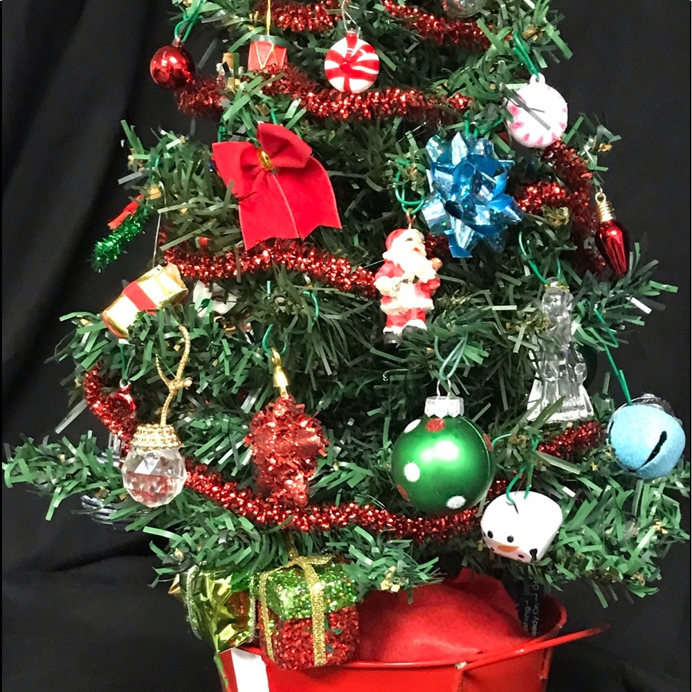 Table top Christmas tree 18” tall prelit and decorated! - Picture 4 of 9